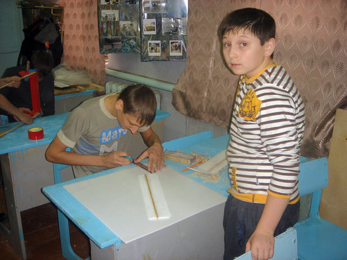 Андрей и его одноклассник Тимур, за работой. Апрель 2009 года.